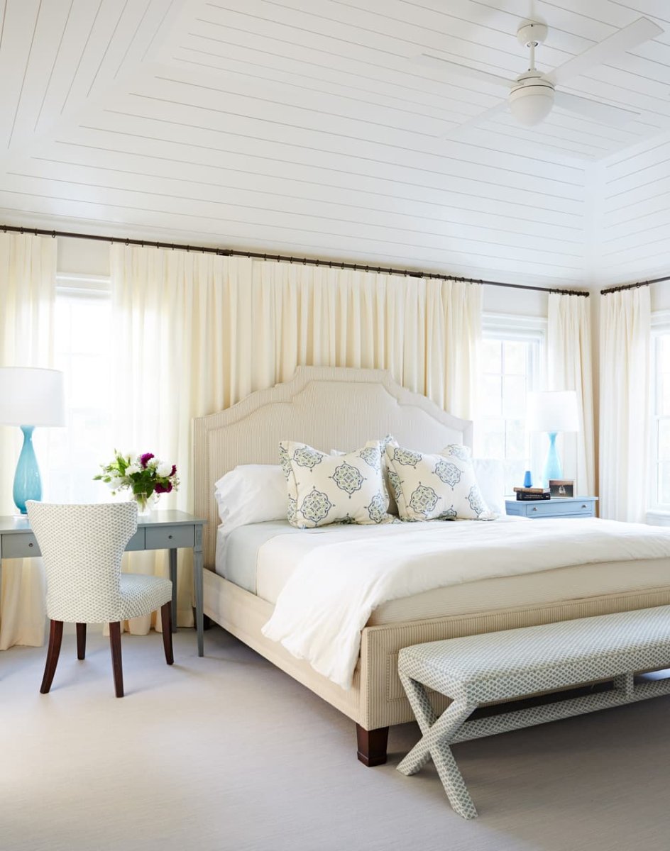 Шторы в бежевую спальню