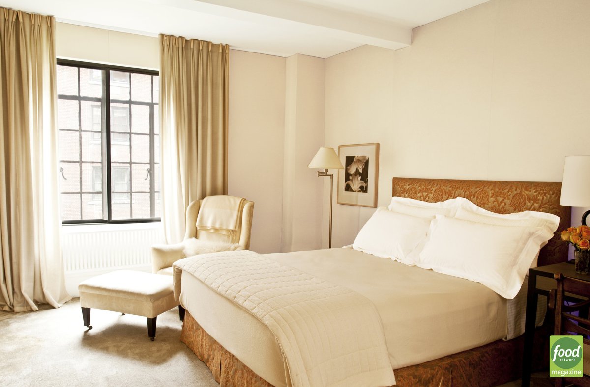 Бежевые стены в спальне