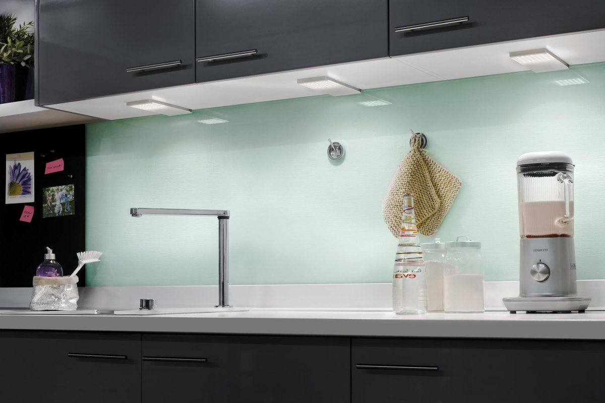 Освещение над мойкой у окна