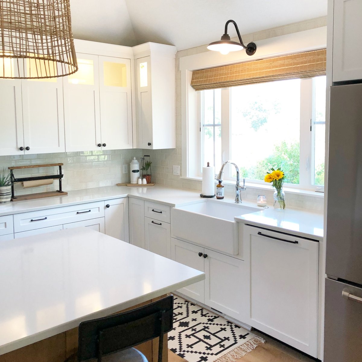 Светильники у окна на кухне