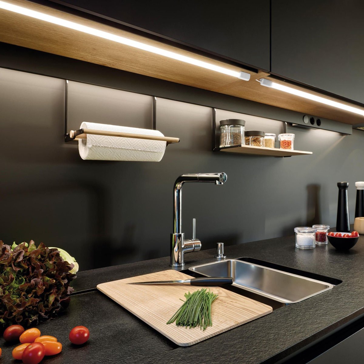 Кухня с мойкой у окна