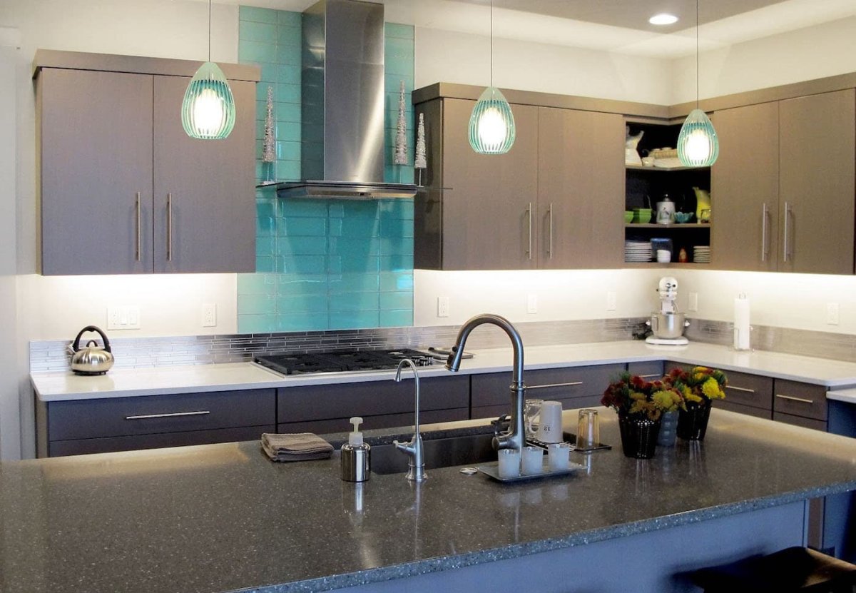 Светильники над барной стойкой