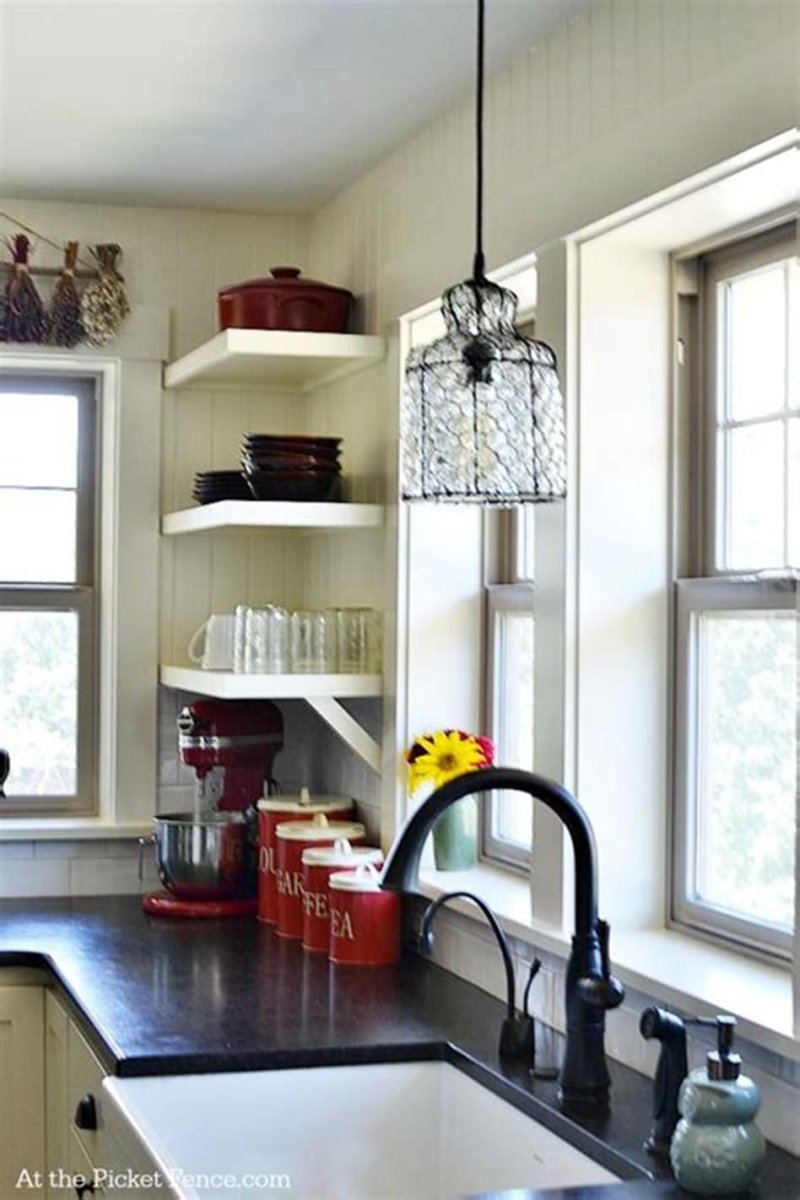 Светильник над раковиной на кухне