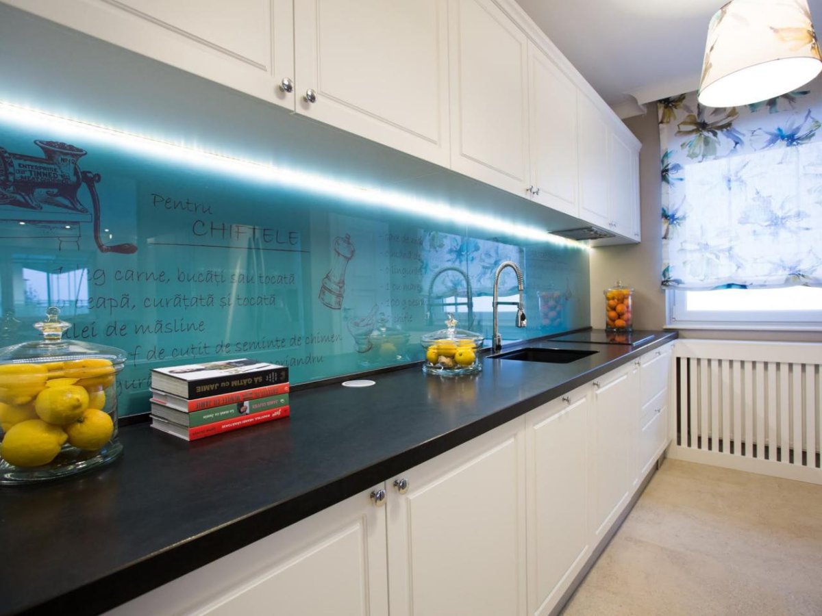 Бра над кухонным столом