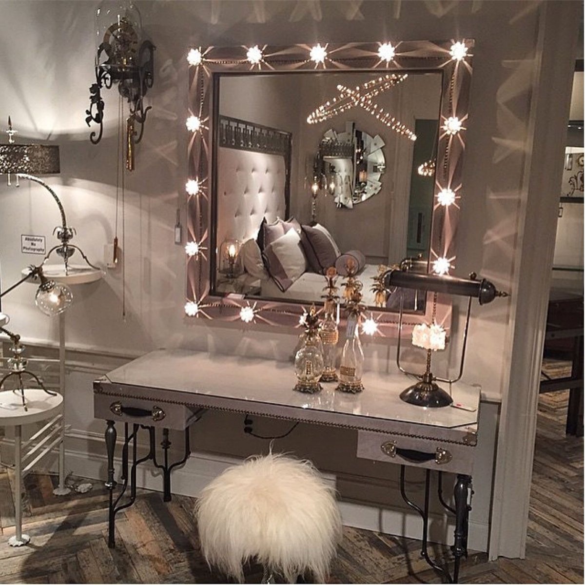 Гримерный стол с зеркалом с лампочками лофт