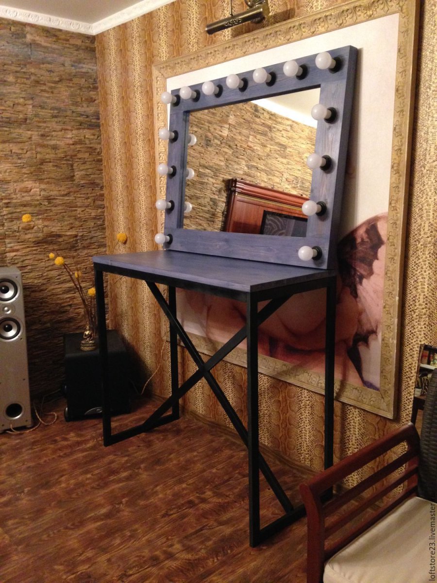 Зеркало в стиле лофт в спальню