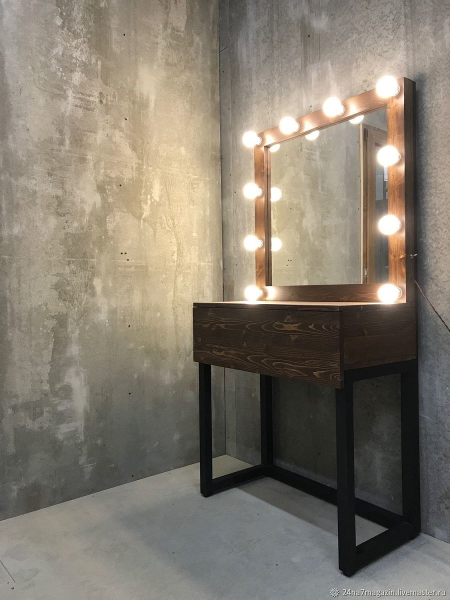 Туалетный столик с зеркалом