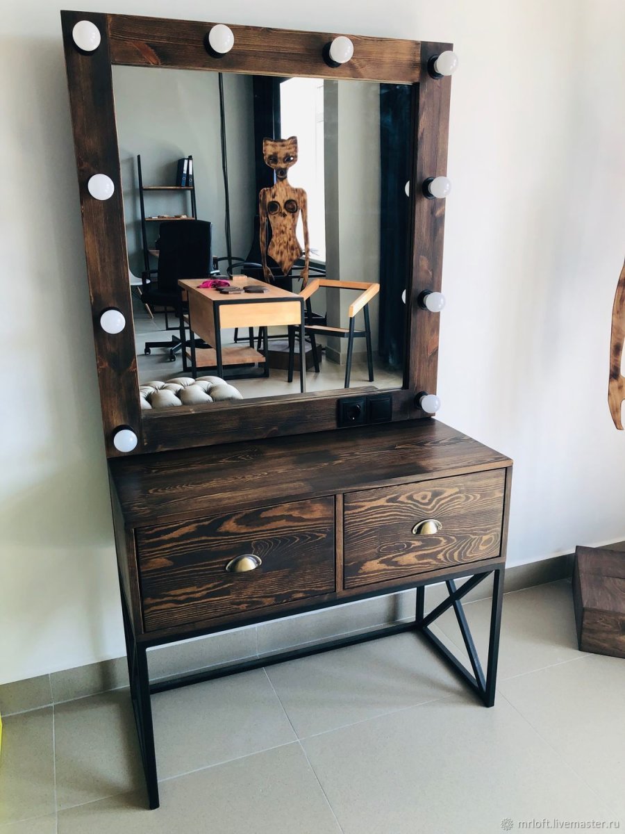 Туалетный столик с овальным зеркалом