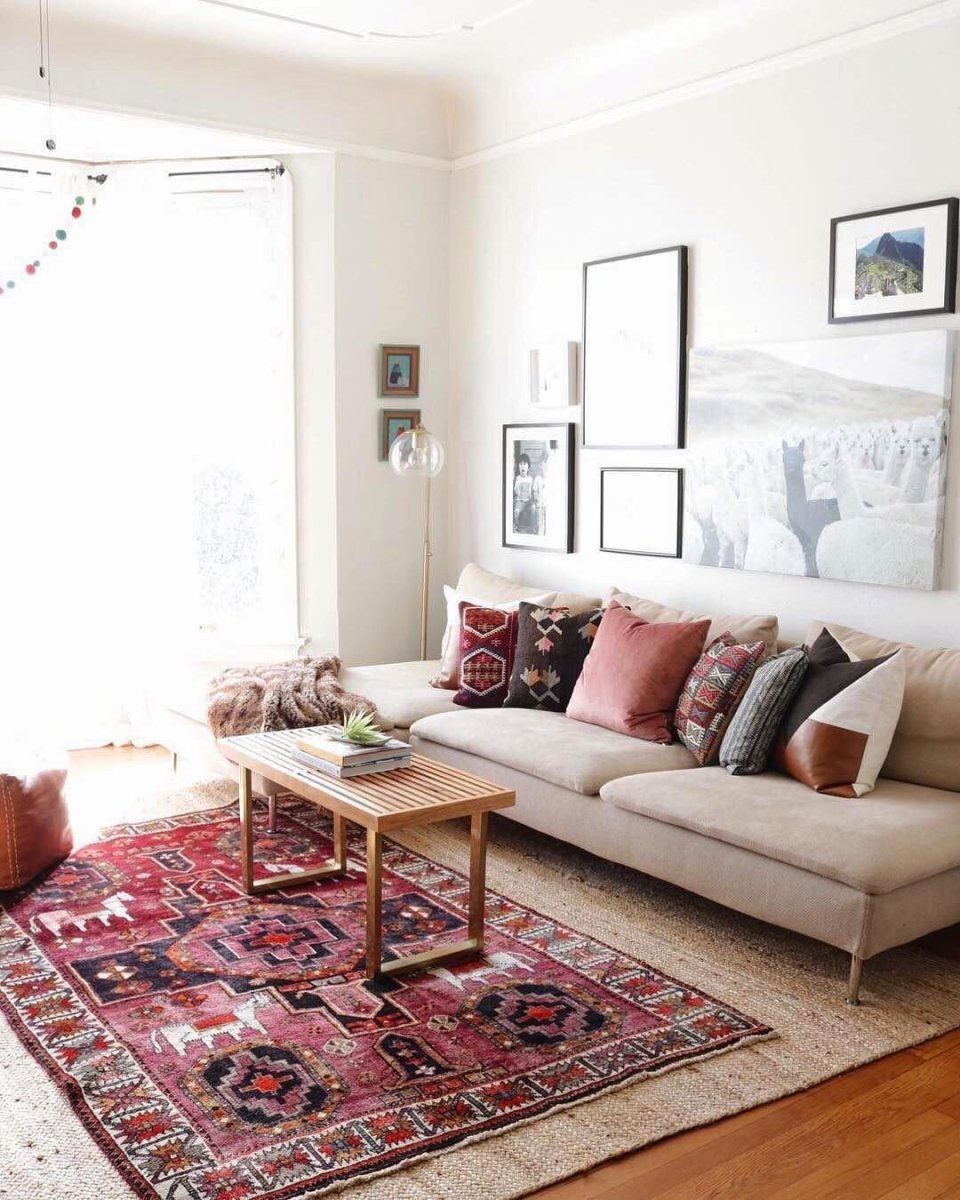 Красный ковер в интерьере гостиной