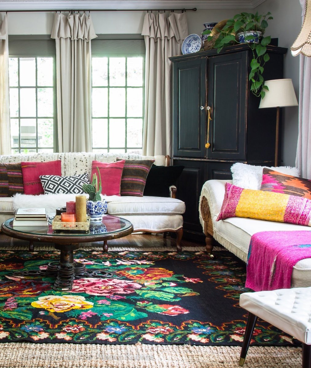 Яркий ковер в интерьере