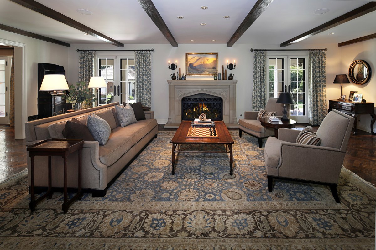 Ковры в классическом интерьере гостиной