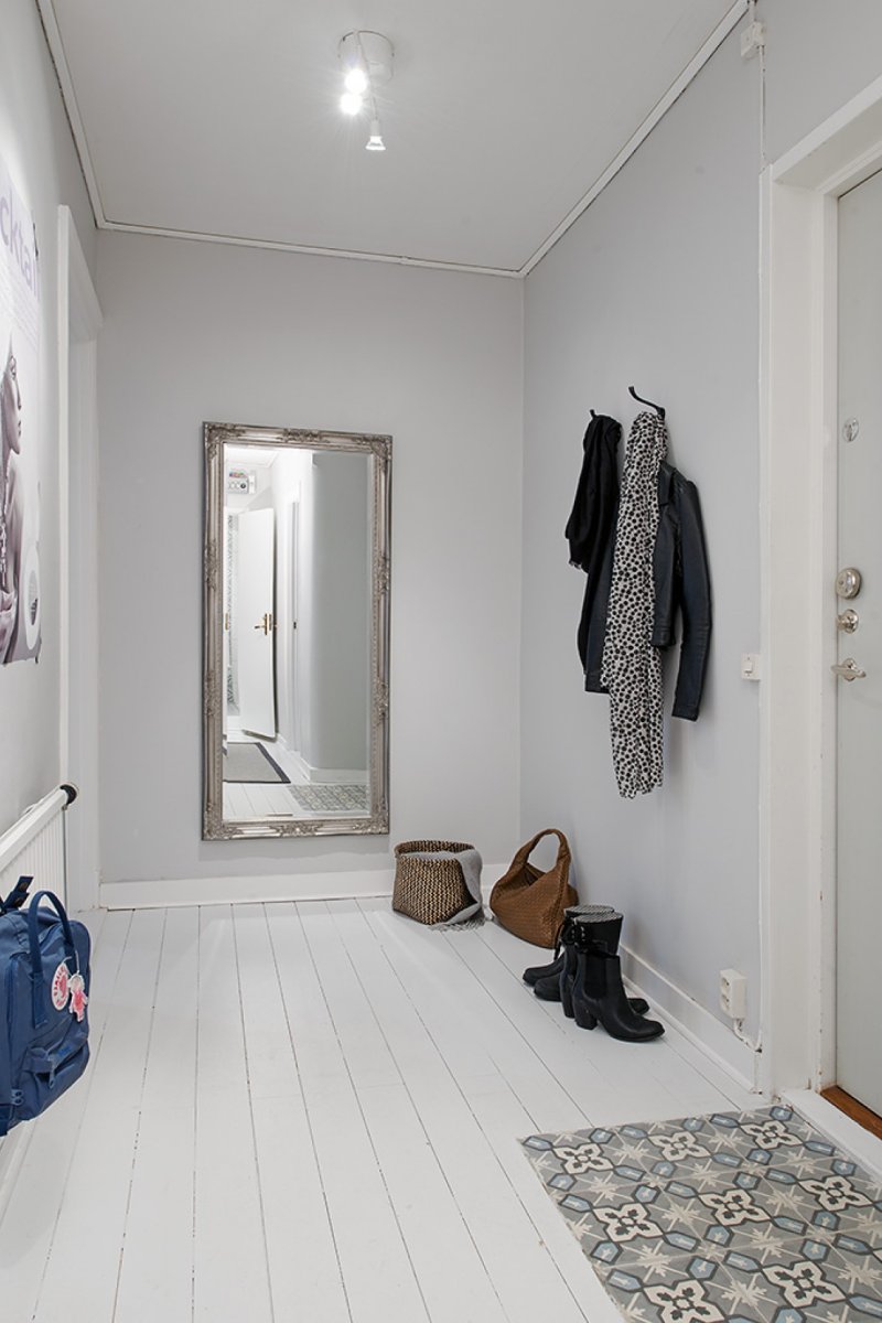 белая плитка в коридоре фото