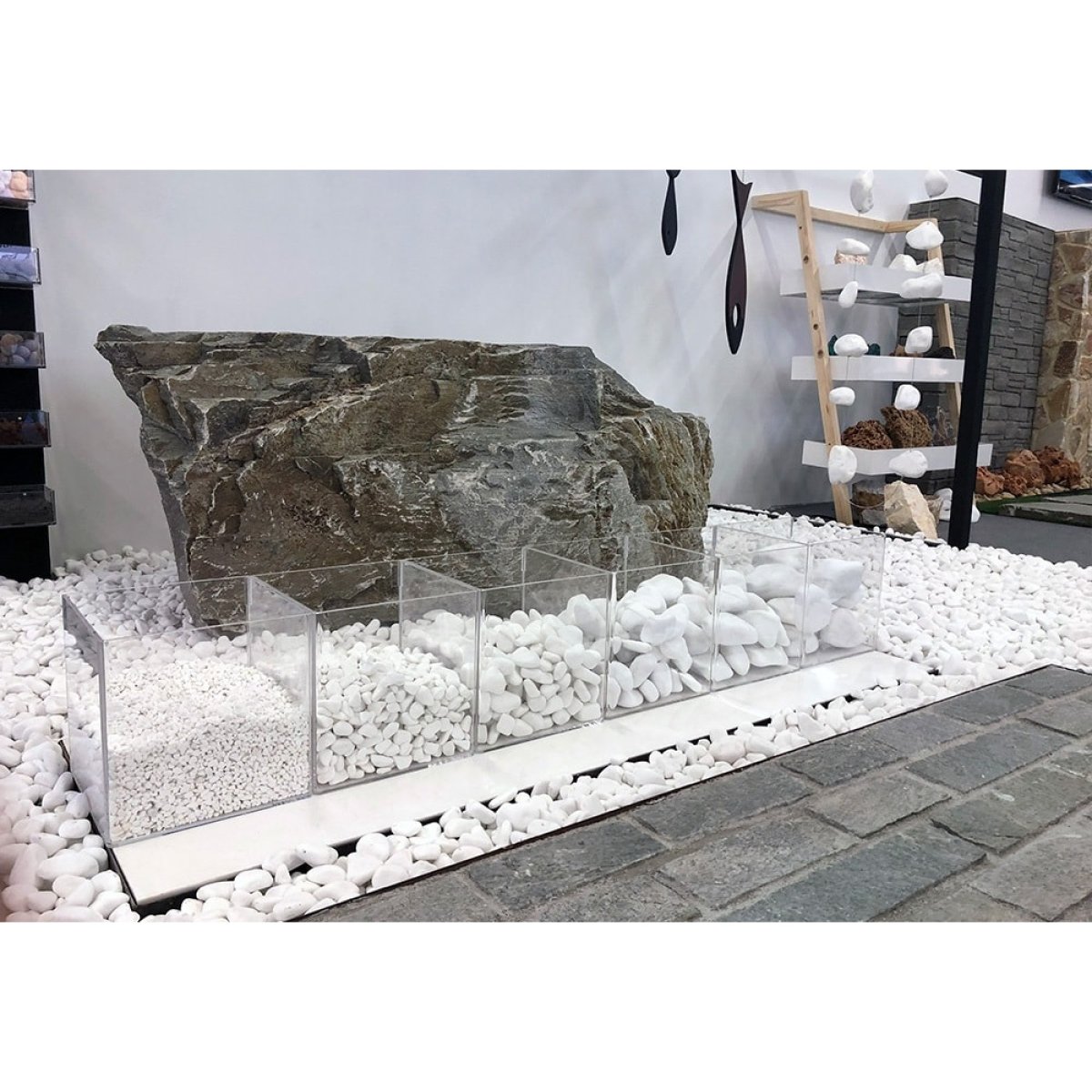 Аквариум с белыми камнями