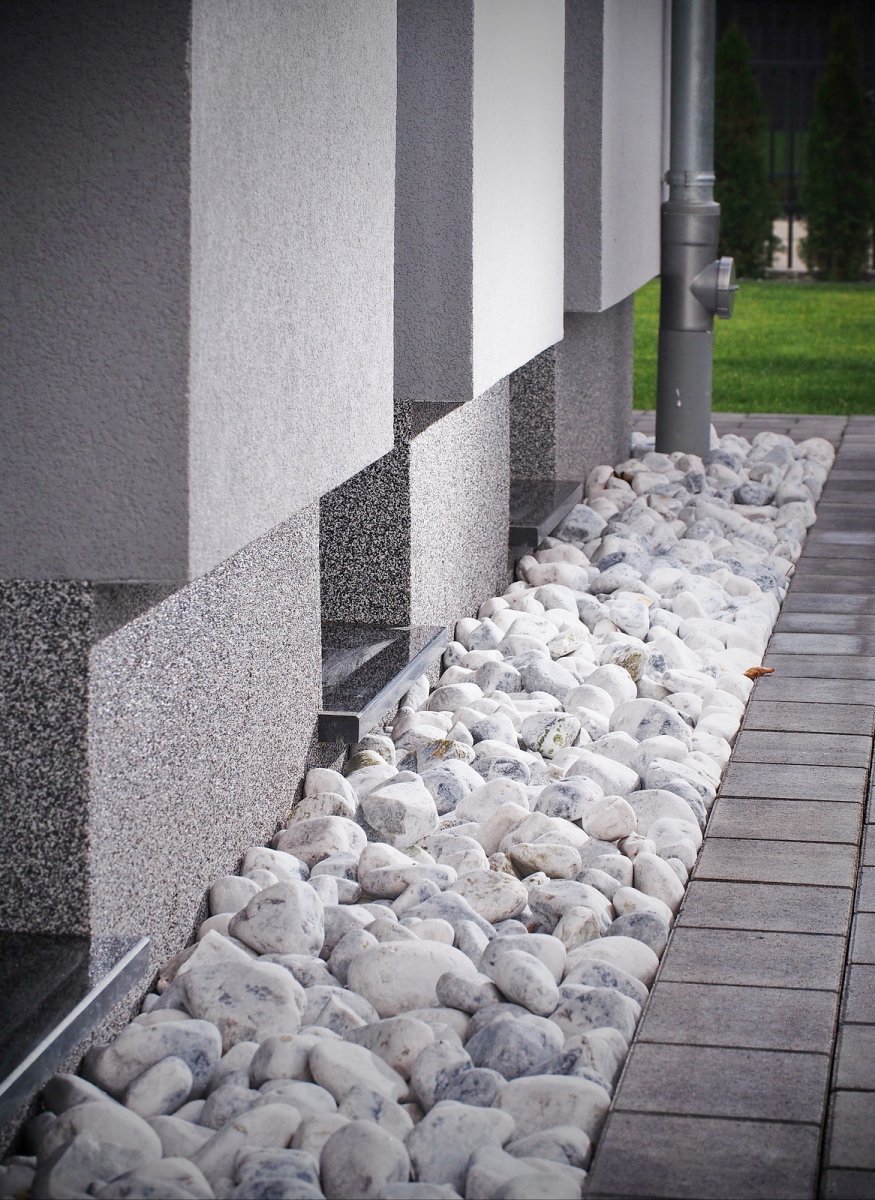 Белая галька в интерьере