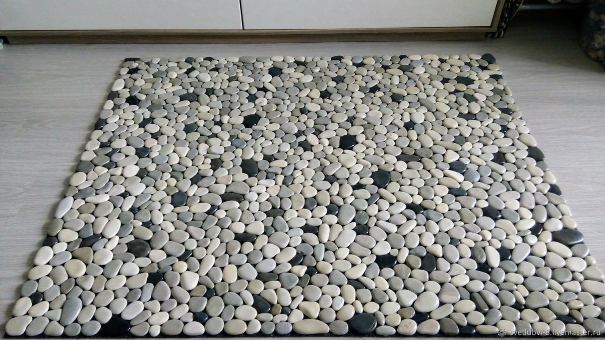 Композиция из белой гальки в ванной на полу