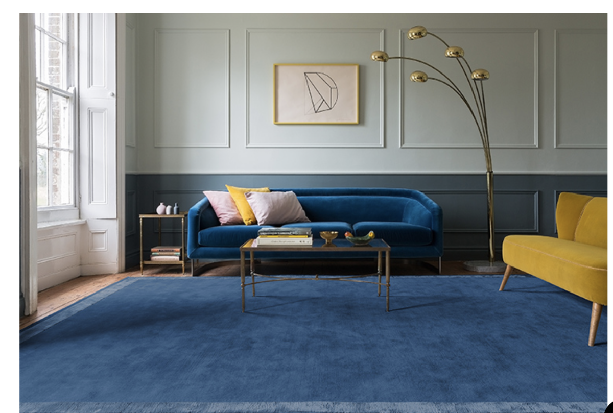 Ковер в гостинную к синему дивану