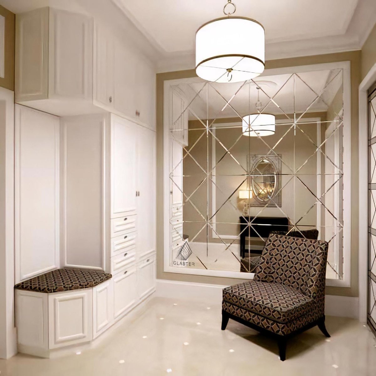 Прихожая с большим зеркалом и банкеткой