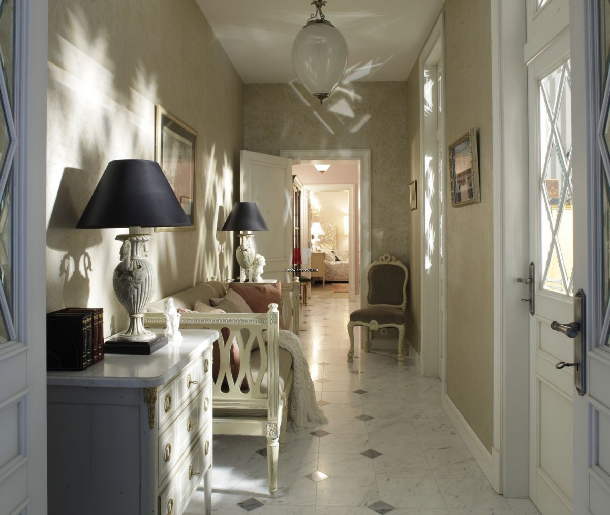 Прихожая в неоклассическом стиле