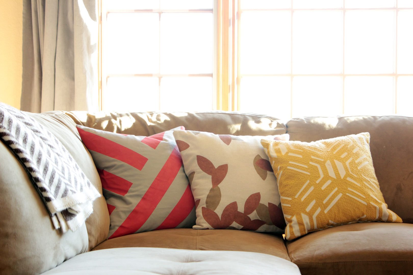 Фото дивана с подушками. Декоративные подушки. Подушка для дивана. Подушки декоративные на диван. Интерьерные подушки на диван.