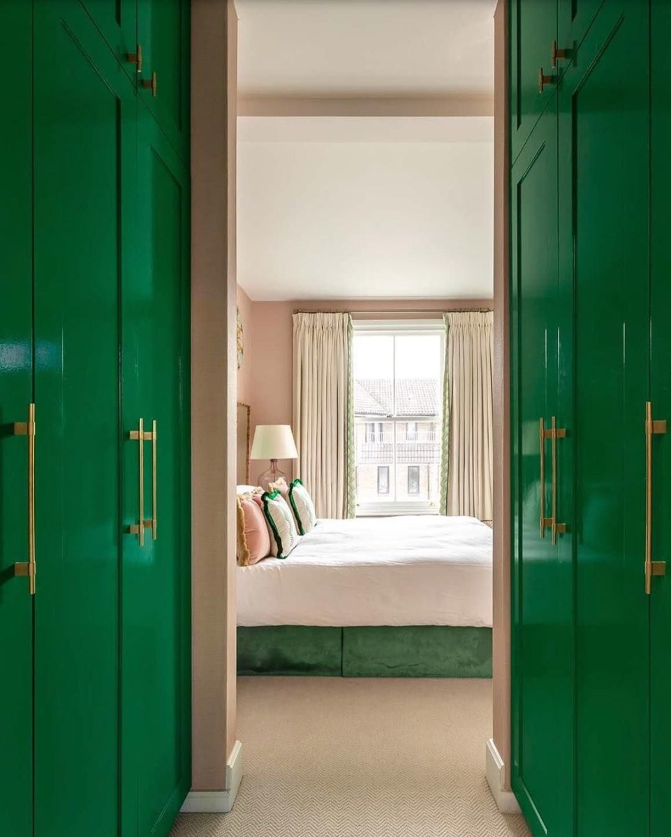 Темно зеленый шкаф