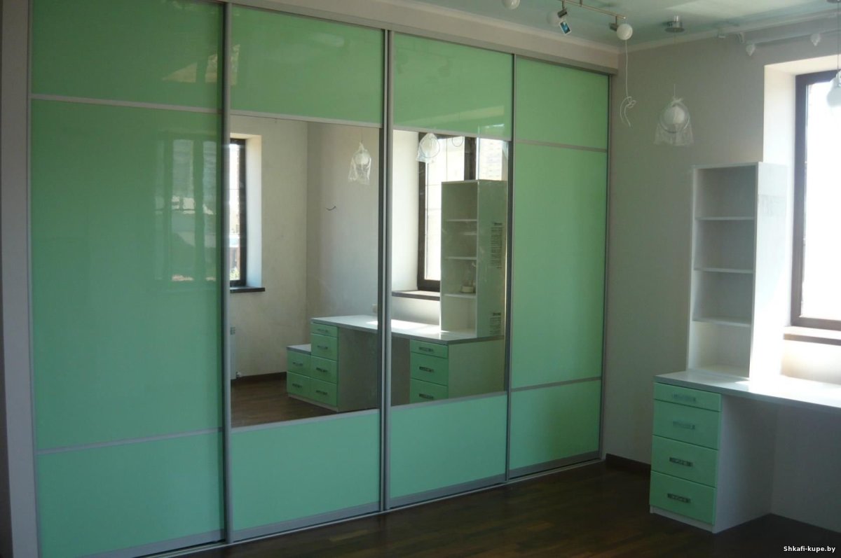 Шкаф купе зеленого цвета