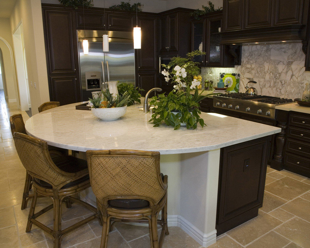 Остров и круглый стол на кухне