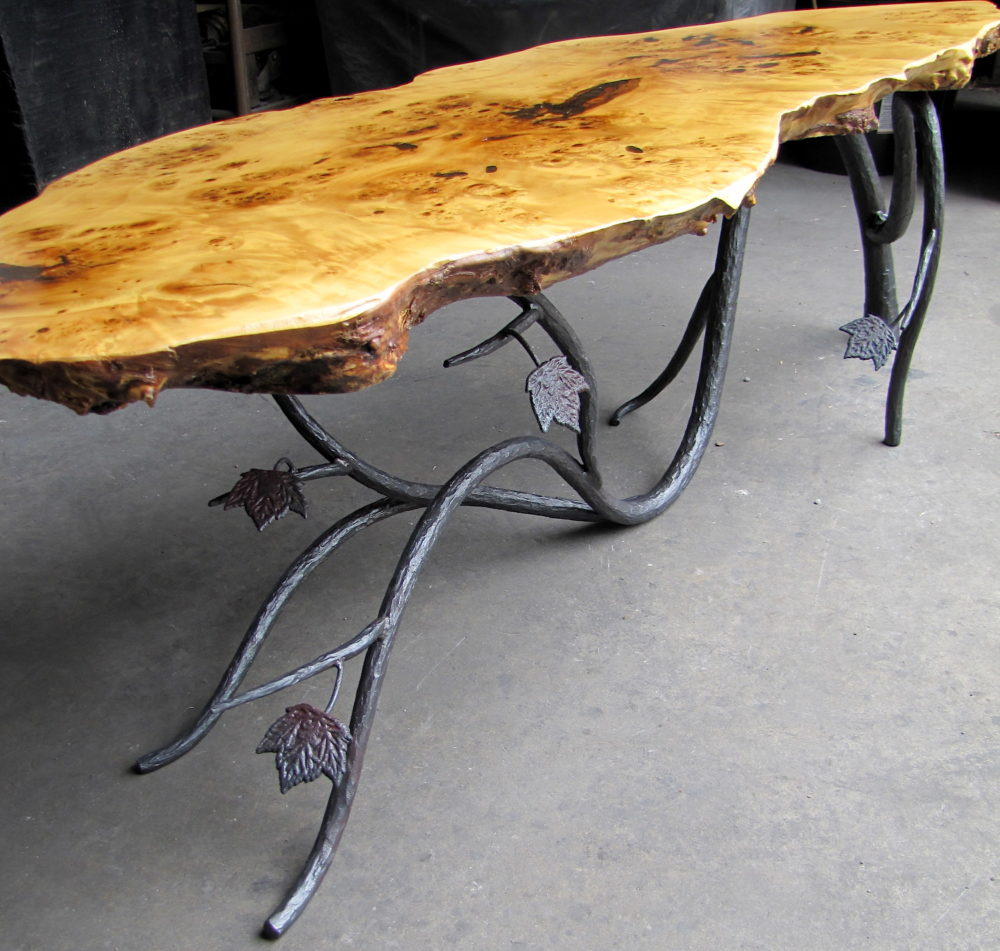 Эксклюзивные столы из металла