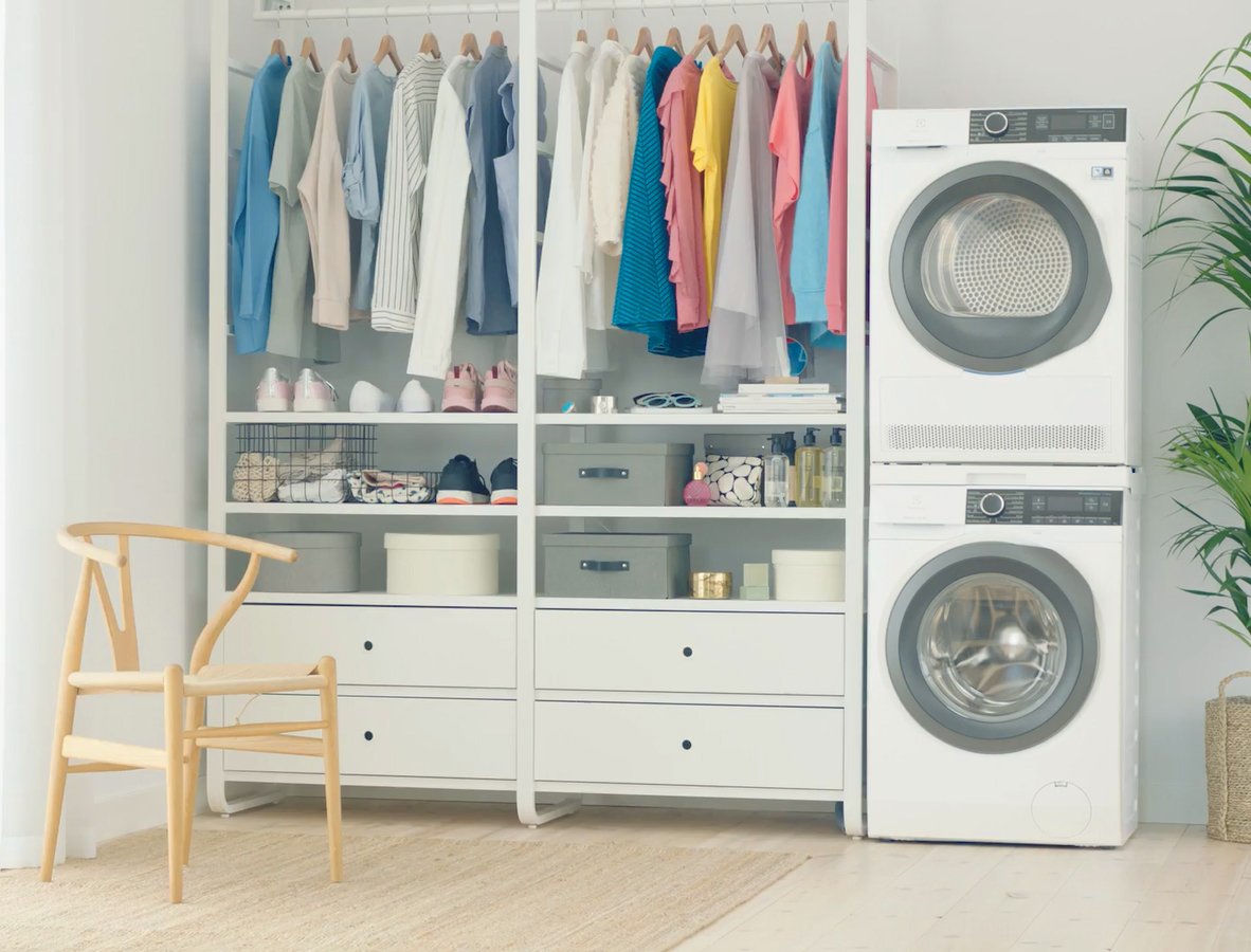 Стиральная и сушильная машина в гардеробной