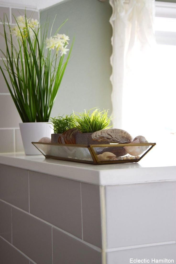 Искусственные растения в интерьере ванной