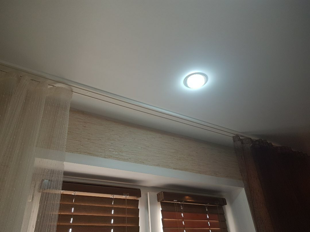 Натяжной потолок с накладной гардиной