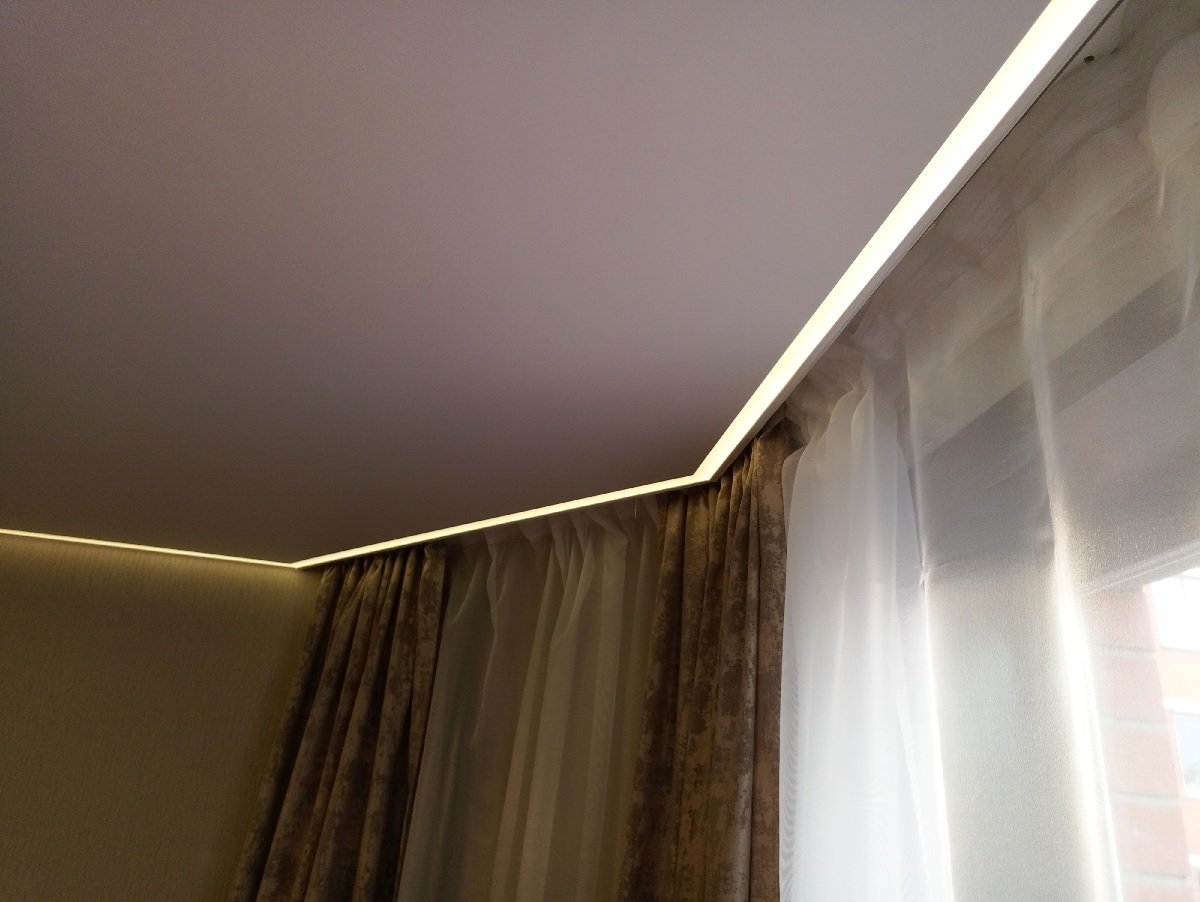 Светодиодная лента снизу штор