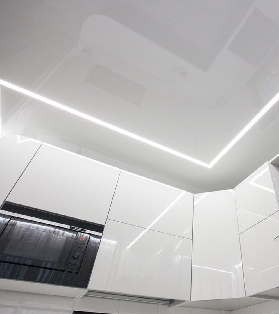 Световые линии на кухне в натяжном потолке