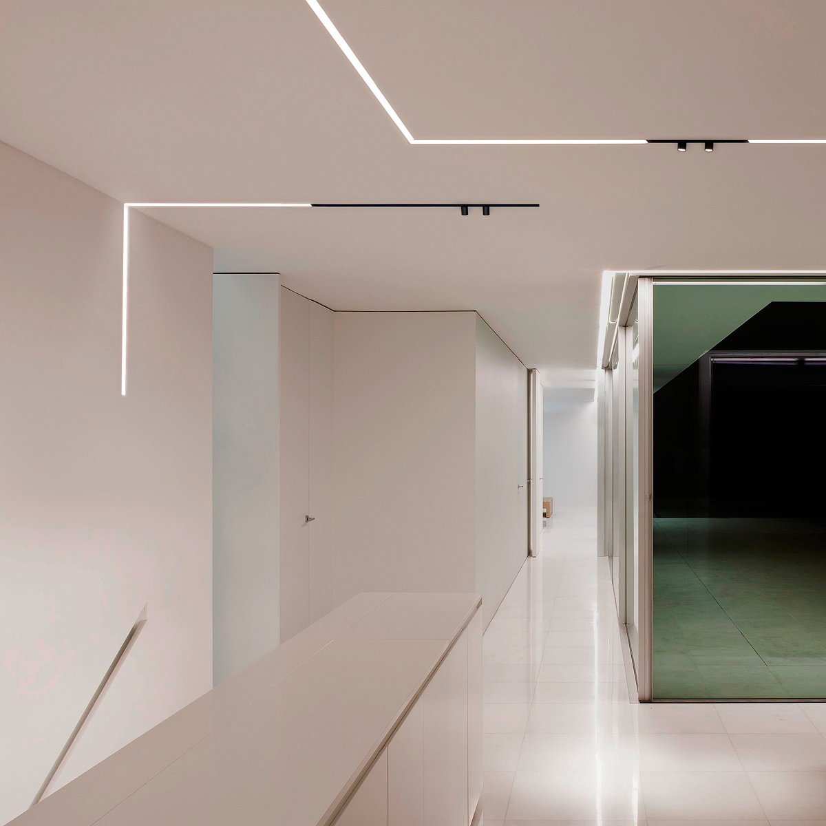 Подсветка встроенная в стену