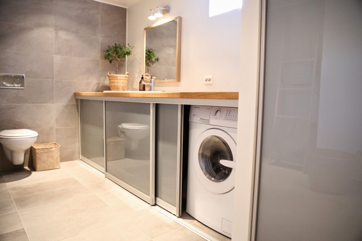 Стиральная машина под раковиной в шкафу