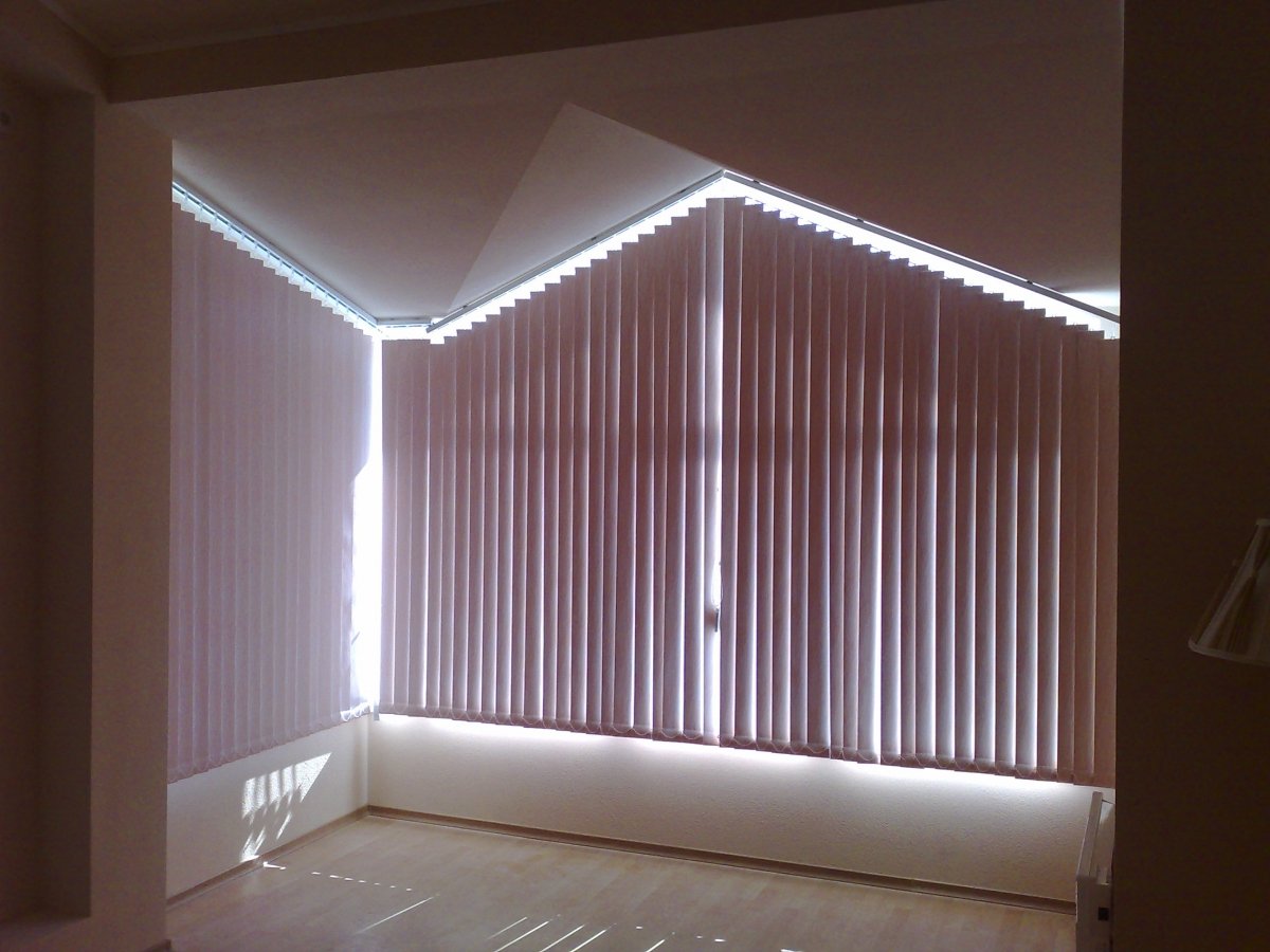 Вертикальные жалюзи на косые окна