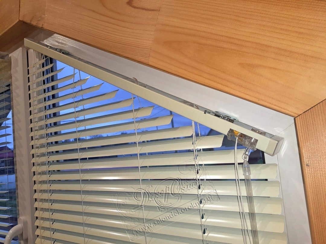 Горизонтальные жалюзи на треугольные окна