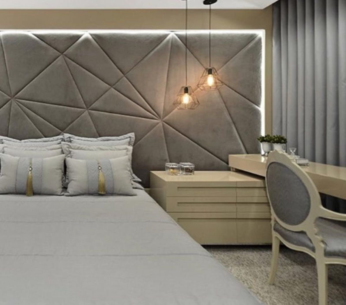 Зеркальные панели в спальне