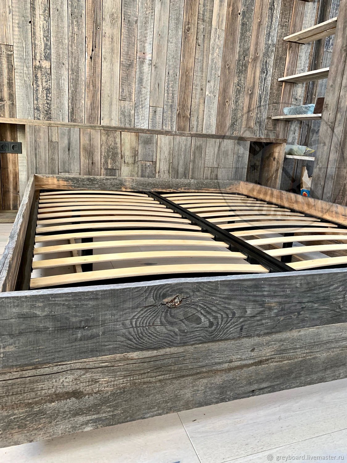 кровать из досок. кровать в стиле лофт из дерева. деревянный каркас кровати. каркас из досок для матраса. деревянный каркас кровати.