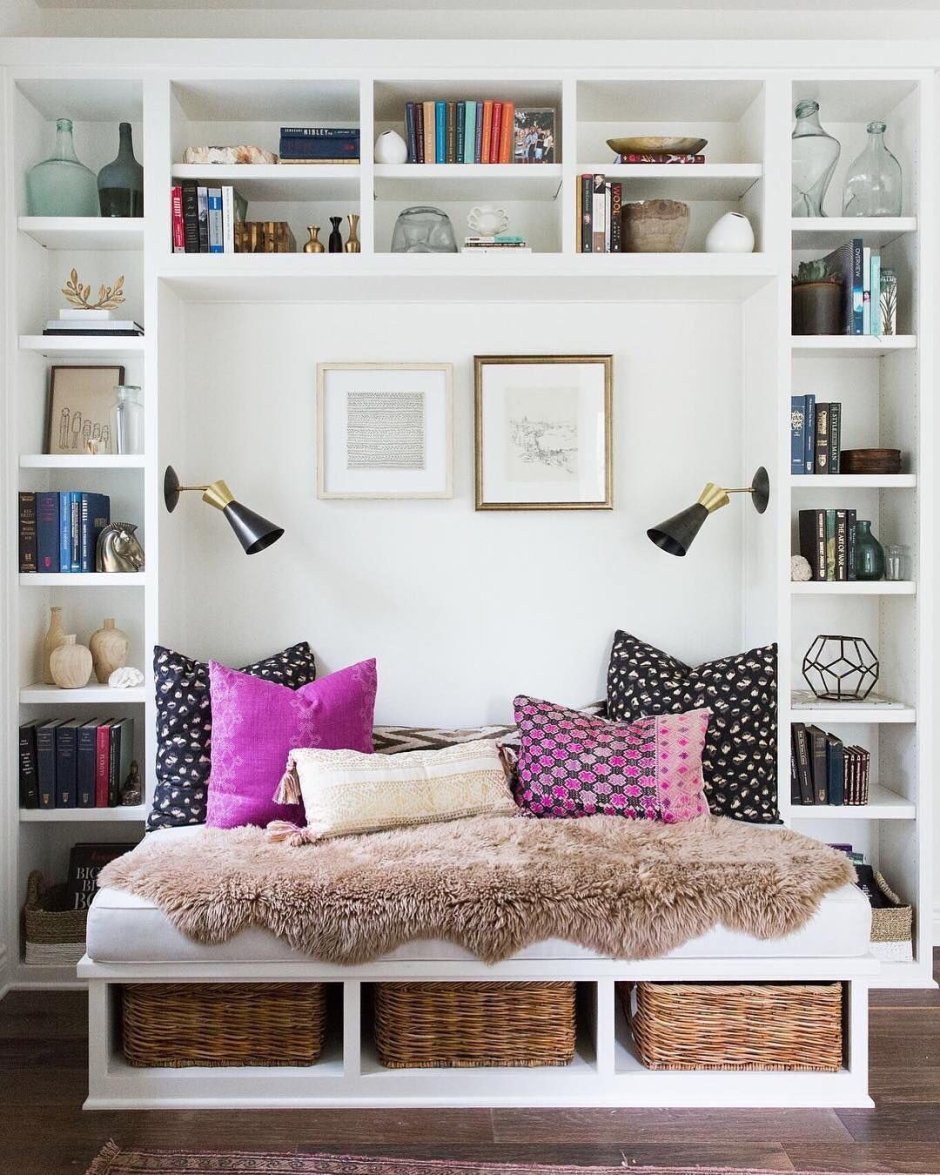 Стеллаж над кроватью