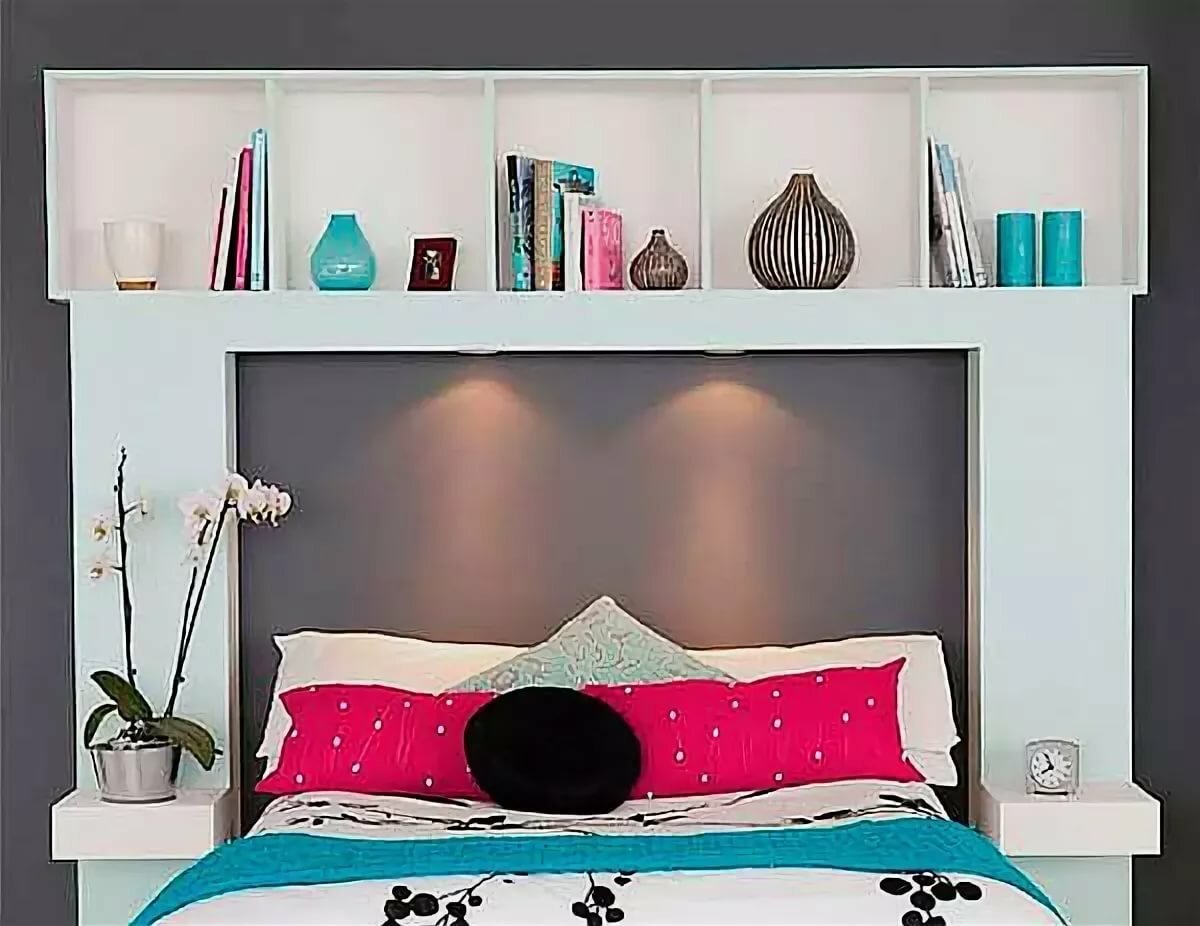 Полка над изголовьем
