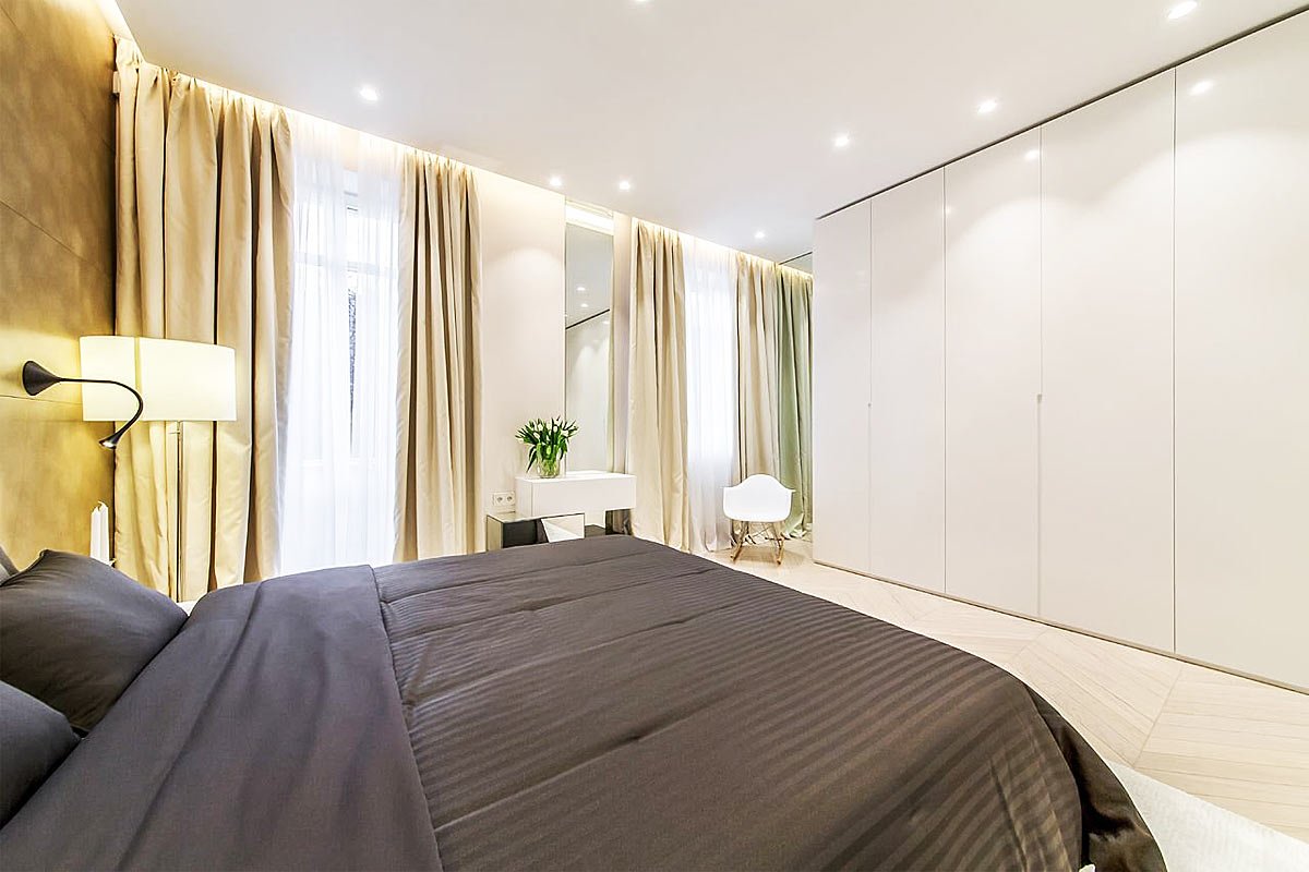 Натяжной потолок в спальне