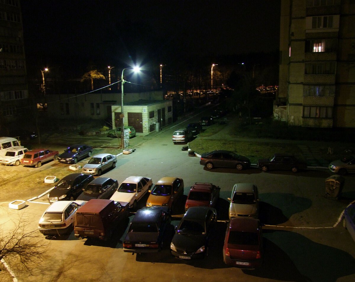 Вечером вокруг моей стоянки пели. Машина во дворе ночью. Парковка во дворе ночью. Машина под окном. Ночная стоянка во дворе.