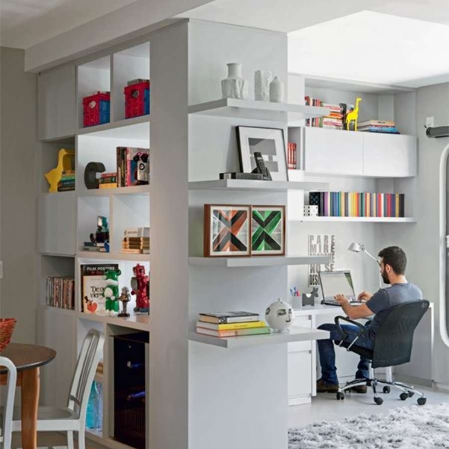 Стеллаж разделяющий комнату на две зоны