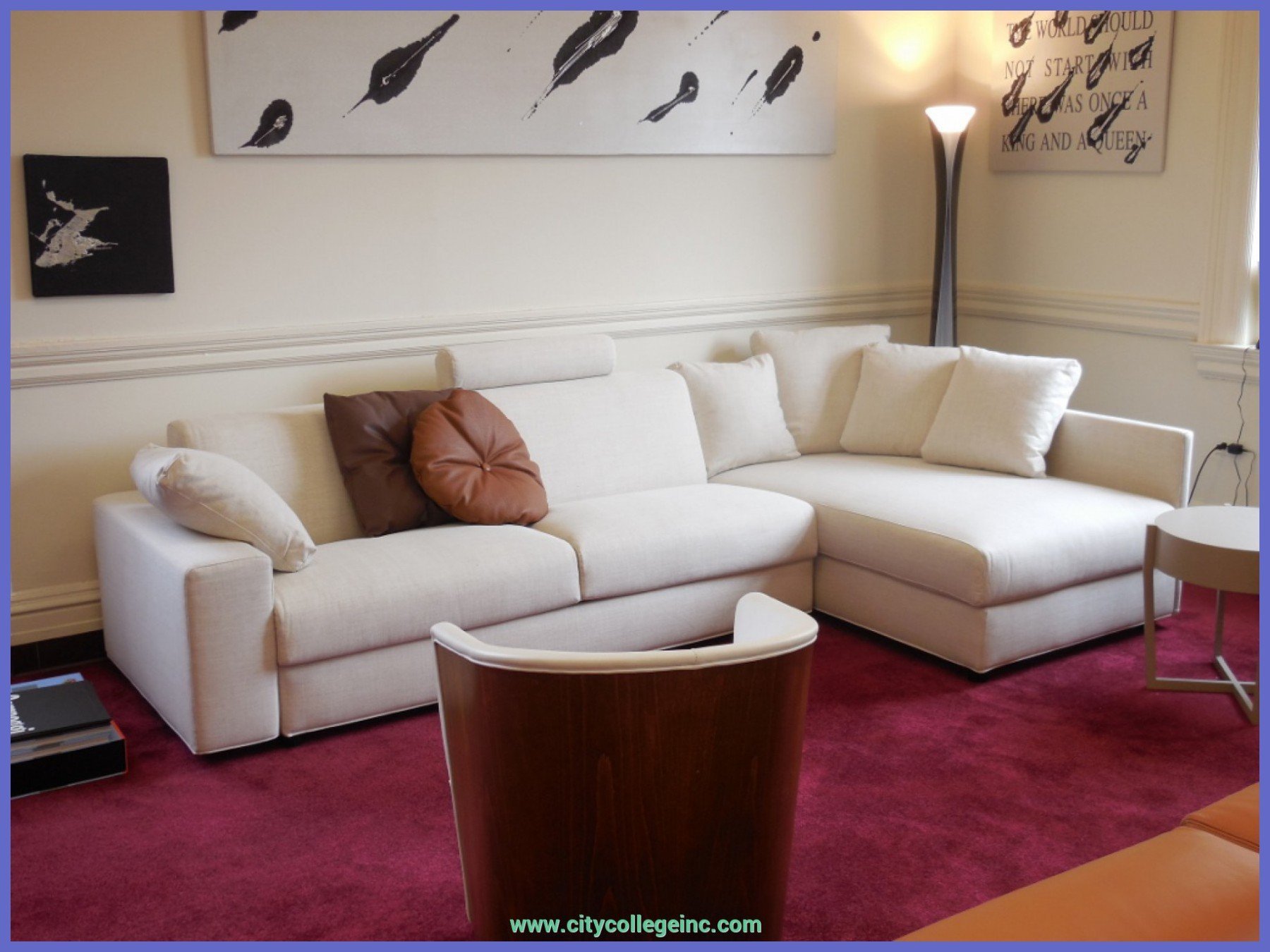Фото углового дивана в зале. Диван в интерьере. Красивые угловые диваны в интерьере. Ковер с угловым диваном в интерьере. Угловой диван в интерьере гостиной.
