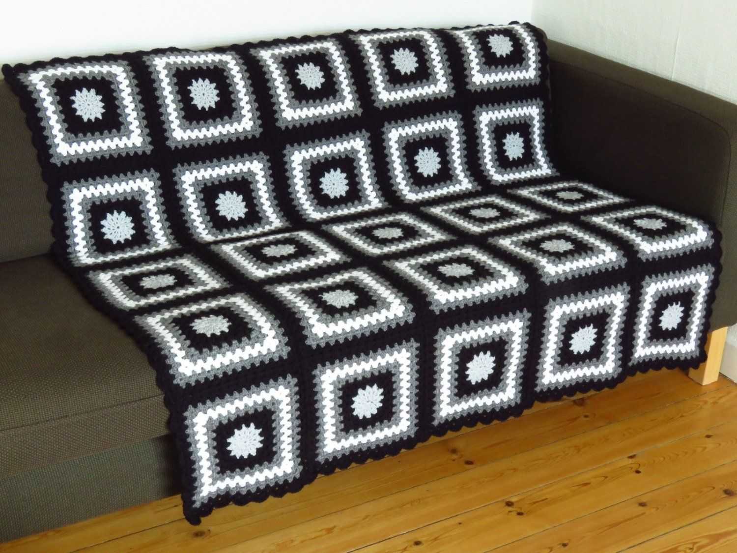 Вязаные накидки на диван крючком: идеи оформления и изготовления с фото
