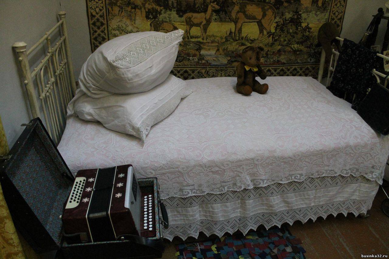 Хата сброшены на пол. Старинная кровать с подушками. Кровать с периной. Подзоры для кровати старинные. Старая подушка.