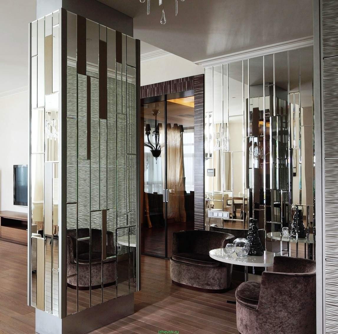 Зеркальная колонна