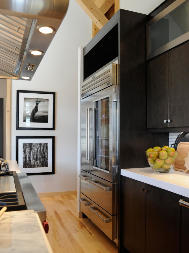 Кухня с большим холодильником