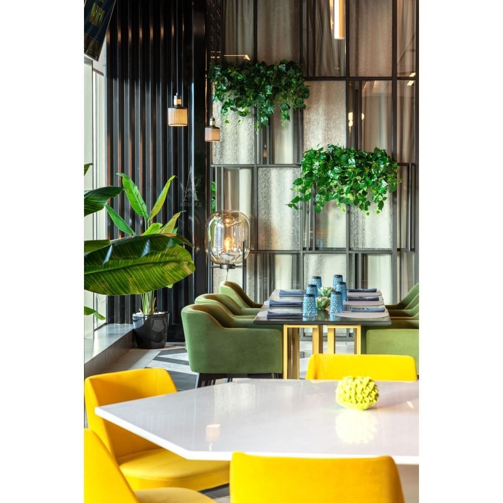 Сциндапсус на кокосовой опоре в интерьере