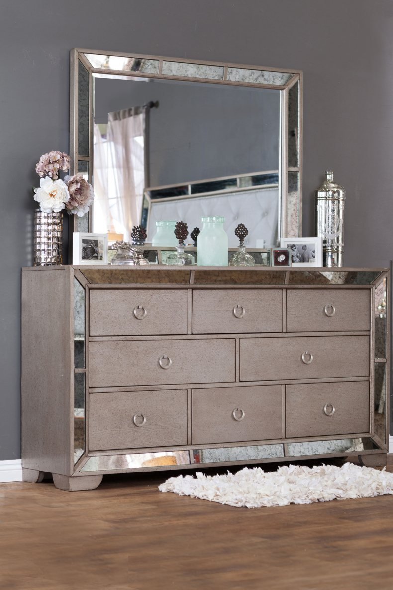 Зеркало над комодом